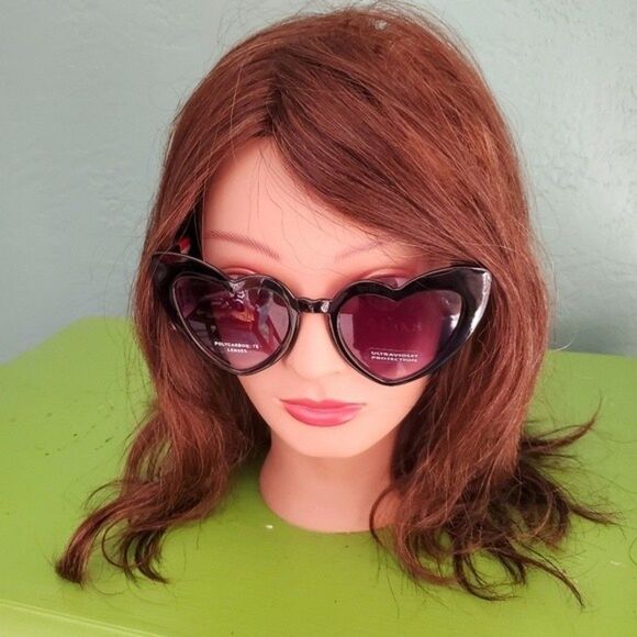 Heart shape black sunglasses - Picture 3 of 4